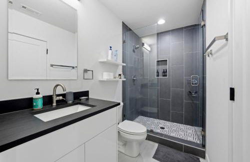 4BR Urban Oasis with Rooftop and Jacuzzi - Foto 43