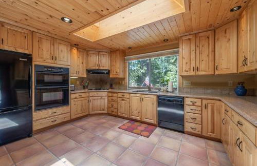 Chamberland retreat-Hot Tub, Pool Table, Movie & Ski - Photo 3