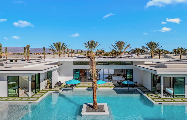 Fine Luxe Retreat w/ Pool & Hot Tub Bravo Villa #15 by Avantstay - Photo 4