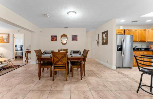 Spacious 5BR Home with Pool, Near Downtown & Beach - Foto 23