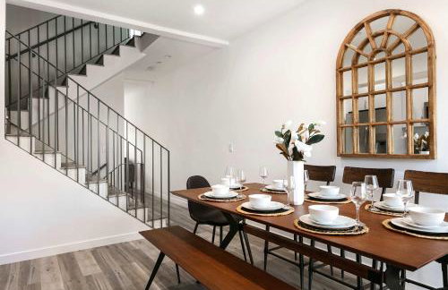 Upscale 4BR Townhouse Sleeps 8 with Fast WiFi - Foto 4