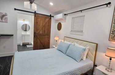 Comfy Tiny Home WP Large Private Deck Queen bed - Foto 18