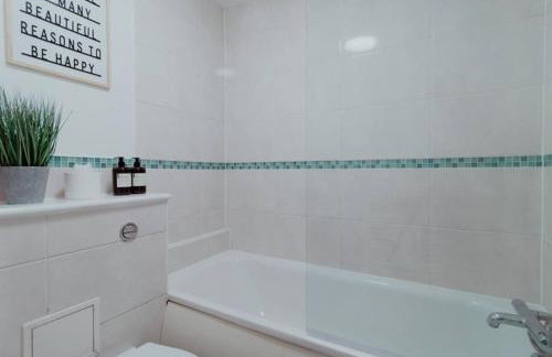 The Diickens Den - Rochester 1BR Flat - Sleeps 4 with Parking - Contractor - Friendly and Ideal for Long Stays - Foto 17