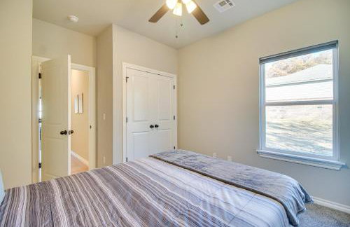 Near Grand Lake Charming Grove Home with Deck - Foto 21