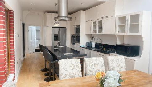 5 Bed Haven - Off Street Parking - Pool Table - Foto 5