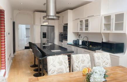 5 Bed Haven - Off Street Parking - Pool Table - Photo 5