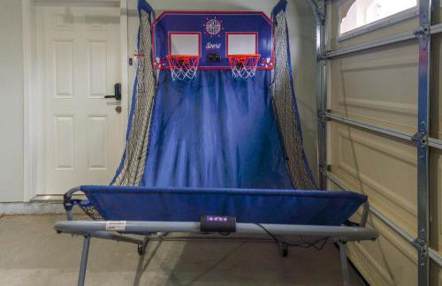 Spacious Disneyland Getaway I Game Room, King Suites & EV Access I Sleeps 14 - Foto 22