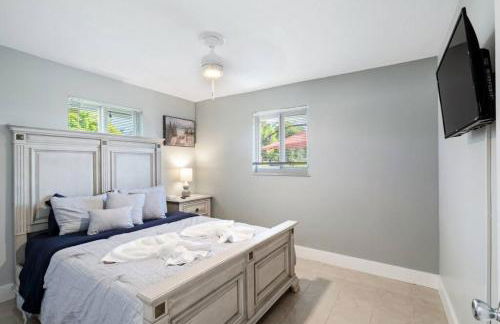 Roxanas 3bed 2bath Home with Modern Interior and BBQ Backyard - Photo 38