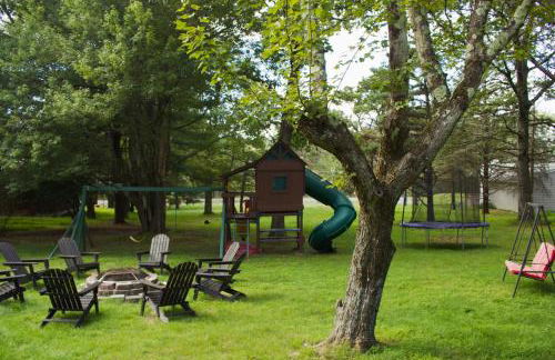 Cozy Pocono Home with a Hot Tub, Fire pit, Karaoke, Games and more! - Foto 24