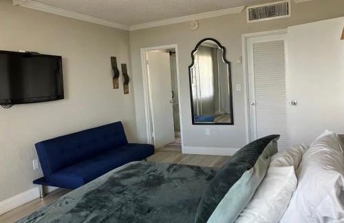 Oceanview on SAND located in Ocean Manor Resort Fort Lauderdale Beach 2 bed 2 bath spacious corner unit partial ocean view - Foto 22
