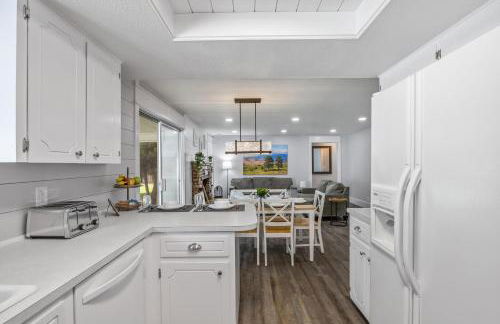 KING BED/Fresh Home/Seperate Big Screen Rooms/Park - Photo 21