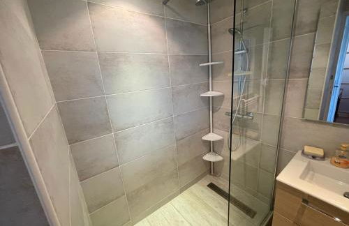 Au cœur du port de Saint-Mandrier, piscine, tennis, charme et confort - Photo 10