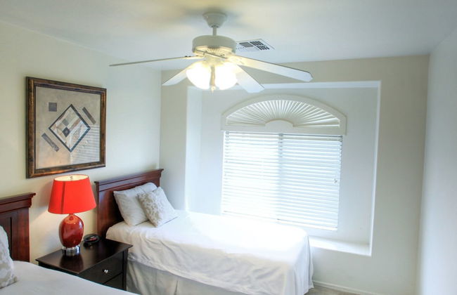 Near Great Shopping & Dining! Pool Table & Games! - Foto 5