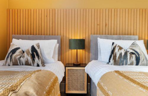 4-Bedroom Stunning Luxe, Spacious & Stylish Design House Bolton, Sleeps 11, with Parking Central Bolton, Links to Manchester, Pet-Friendly, Best For Groups! WORK CONTRACTORS SPECIAL OFFER! - by Blue Puffin Stays - Foto 51