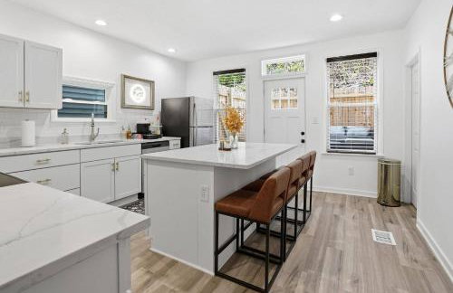 Brand NEW King Suite| Movie/Game Room| Coffee Bar - Foto 11