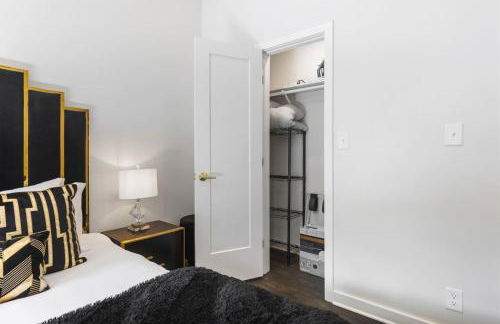 Vibrant Neon Condo Near Restaurants, Coffee and Bars - Foto 21