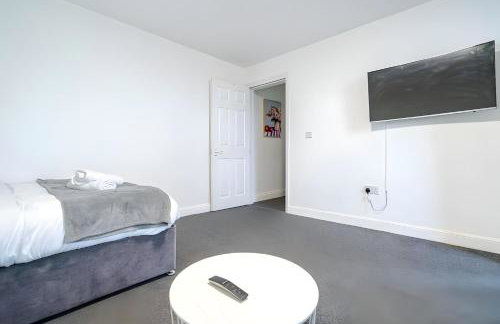Stylish 3BR Derby Apartment - Sleeps 6, Central Location - Foto 32