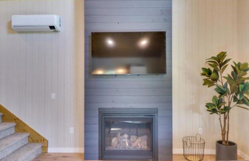 Lakeside Cabin Retreat with Private Hot Tub! - Foto 6