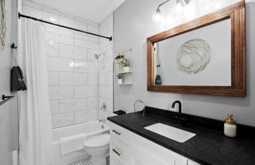 Luxury Living: Grand 7BR/5BA near Everything - Photo 17