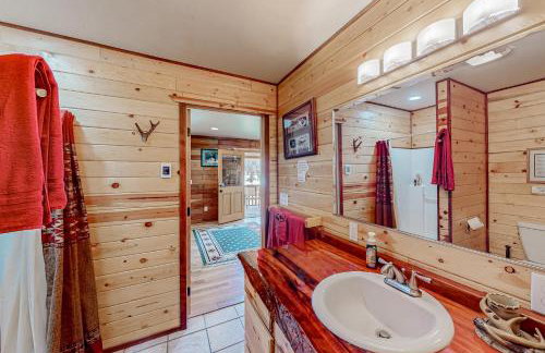 Rustic Cabin with Decks and Hot Tub in Garden Valley! - Foto 18