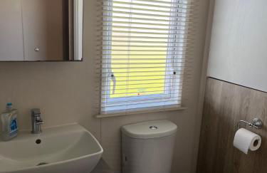 2 bed, 2 bath with decking overlooking the fishing lake at Sand Le Mere - Foto 7