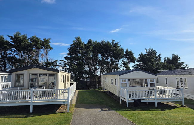 3 Bed-sleeps 8-free Parking-5 Min to Beach - Photo 17