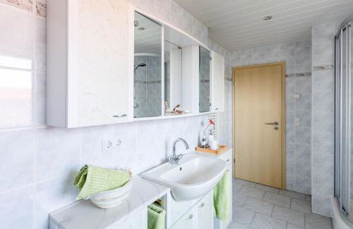 Apartment mit Parkplatz und Fahrradunterstellmöglichkeit mit Balkon nah am Wald by Interhome - Foto 22