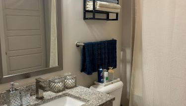 Elegant City Escape ,Steps to Hotspots - Foto 4