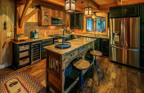 Luxury Riverfront Lodge - Sleeps 12, VIEWS, Fireplaces, Dogs OK - Photo 2