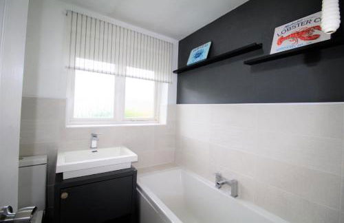 3 Bed Detached - Sleeps 5 - Private Garden & Parking Plus Garage - Quiet Cul De Sac Location - Dog Friendly - Fast Wifi - Close to Motorway Access - Foto 19