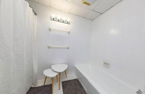 Two Condos on Music Row that Sleeps 14 with POOL and Parking - Foto 15