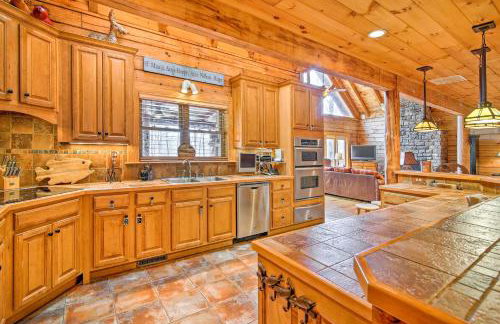 Lake Hartwell Lodge with Dock, Theater and Hot Tub! - Foto 6