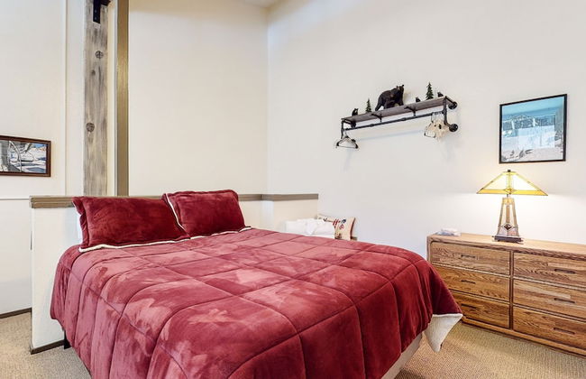 Escape to The Summit - Pool & HT Next Door - Foto 5