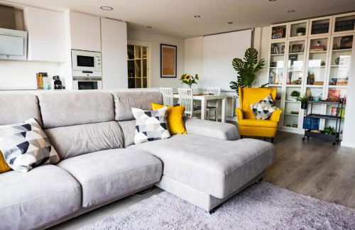 Lujoso ático entre 2 playas con garaje, terraza, vistas y wifi - Foto 2