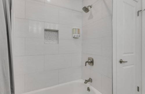 Luxury Home with 5 Bedrooms and Private Pool - Foto 35