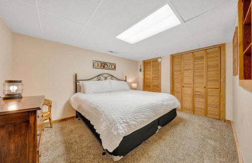 Lakeside Lodge - Lakefront home with private dock & hot tub - Foto 39