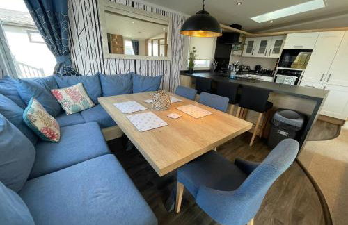 Indulgence Lakeside Lodge i3 with hot tub, private fishing peg situated at Tattershall Lakes Country Park - Foto 25