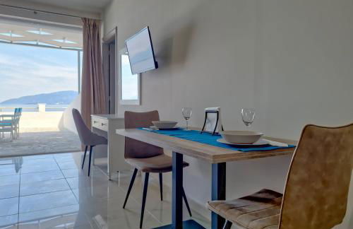 Epipleon Luxury Suites -102- Δωμάτιο 45τμ με βεράντα 35τμ μπροστά στη θάλασσα - Foto 9