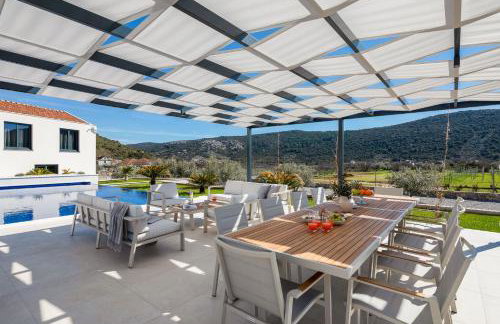 Luxury Villa Dolac near Split, airport, complete privacy, infinity heated pool - Photo 15