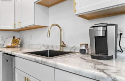 Uptown Haven Walkable Home with Bikes and Firepit near Downtown - Foto 21