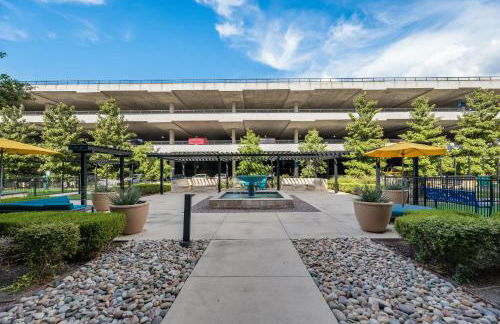 Tasteful 2BR I Pool I Gym I Parking I Workspace - Foto 26