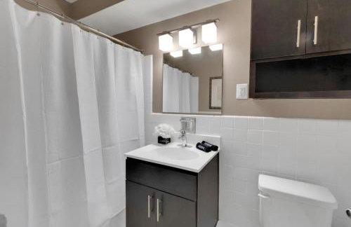 Large 3 bedroom Family Suite, Private Balcony, 5 min to DCA, Gym, Pool and more! - Photo 40
