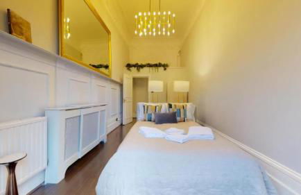 Stunning Hyde Park Home with Private Balcony & Lift Elevator Access - Foto 9