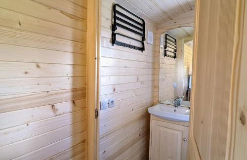 Roulotte cosy avec jacuzzi et spa, massages bien-être, nature et calme, près de Lyon - FR-1-582-477 - Foto 7