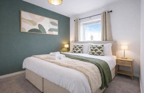 Stylish 3 Bedroom House - Excellent Location - Free Parking, Garden, Fast Wifi, Work Space and Self-Check-In by Yoko Property - Foto 6