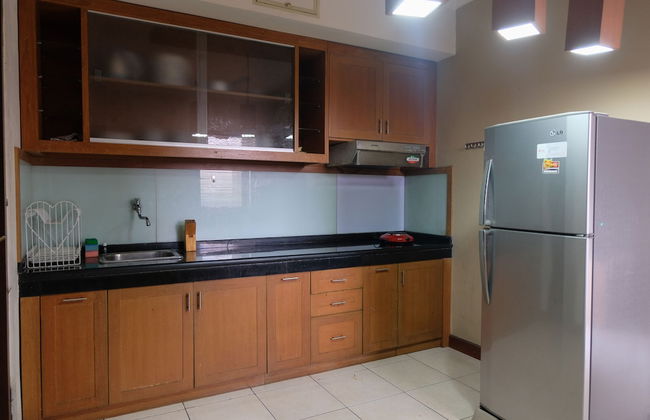 Spacious And Homey 3Br Apartment At Majesty - Photo 12