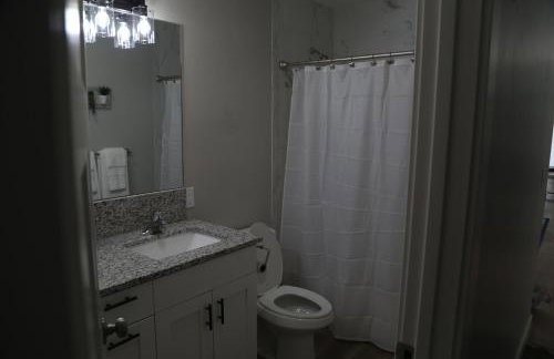 Updated 4-bedroom home centrally located - Foto 21