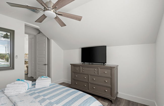 Brand NEW Expansive Coastal Home w/ Custom Furnishings Sleeps 15 - Foto 15