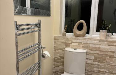 Entire House, Parking, Facilities, sleeps up to 6, suitable for contractors, families or NHS - Foto 25