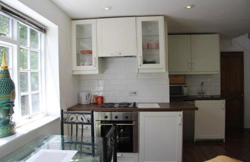 Woodlands Cozy Cottage in Gerrards Cross Sleeps 2 - Photo 32